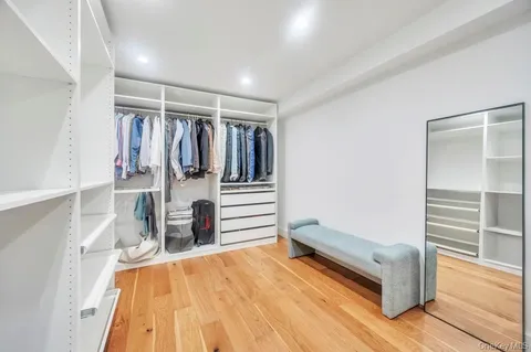 $1,599,999 | 9 Brothers Court, Dix Hills, NY 11746