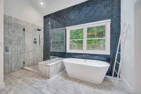 $1,599,999 | 9 Brothers Court, Dix Hills, NY 11746