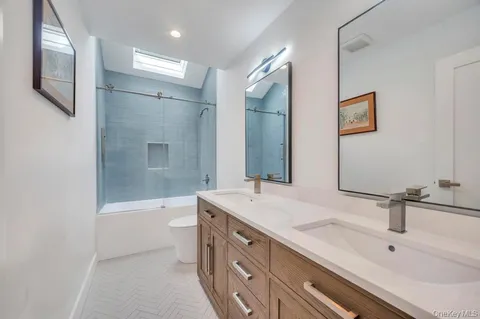 $1,599,999 | 9 Brothers Court, Dix Hills, NY 11746