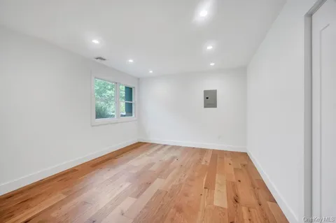 $1,599,999 | 9 Brothers Court, Dix Hills, NY 11746