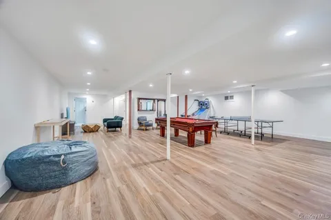 $1,599,999 | 9 Brothers Court, Dix Hills, NY 11746