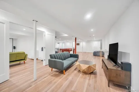 $1,599,999 | 9 Brothers Court, Dix Hills, NY 11746