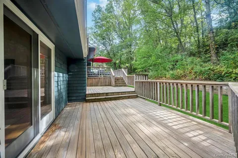 $1,599,999 | 9 Brothers Court, Dix Hills, NY 11746