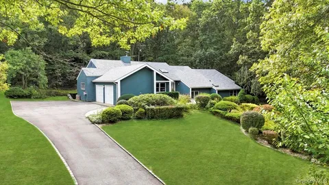 $1,599,999 | 9 Brothers Court, Dix Hills, NY 11746