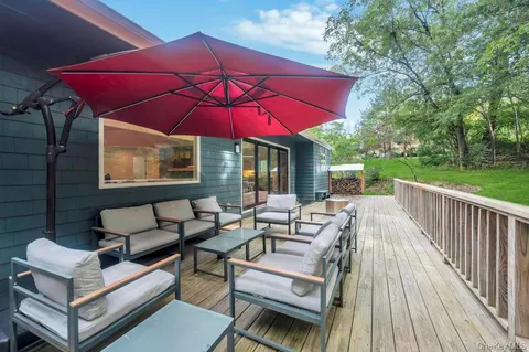 $1,599,999 | 9 Brothers Court, Dix Hills, NY 11746