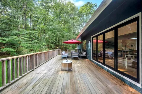 $1,599,999 | 9 Brothers Court, Dix Hills, NY 11746