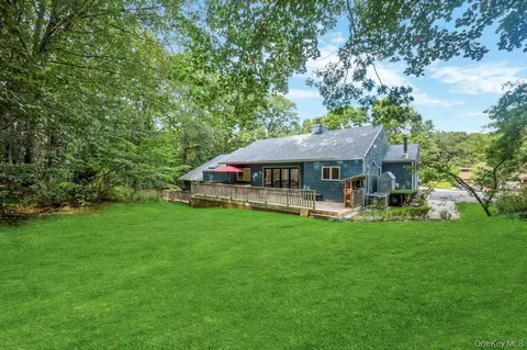 $1,599,999 | 9 Brothers Court, Dix Hills, NY 11746