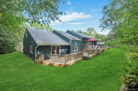 $1,599,999 | 9 Brothers Court, Dix Hills, NY 11746