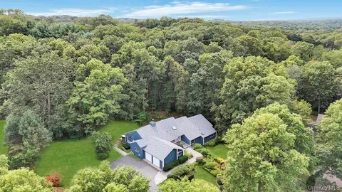 $1,599,999 | 9 Brothers Court, Dix Hills, NY 11746