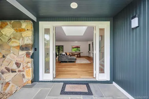 $1,599,999 | 9 Brothers Court, Dix Hills, NY 11746