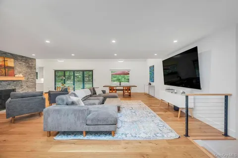 $1,599,999 | 9 Brothers Court, Dix Hills, NY 11746