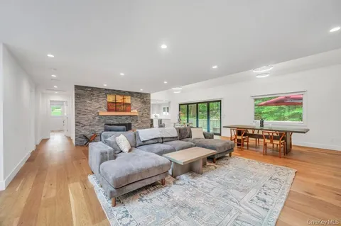 $1,599,999 | 9 Brothers Court, Dix Hills, NY 11746