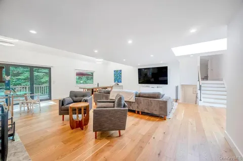 $1,599,999 | 9 Brothers Court, Dix Hills, NY 11746