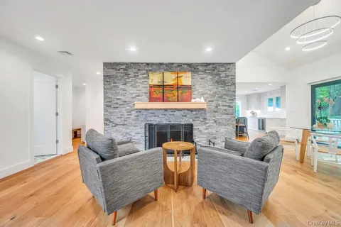 $1,599,999 | 9 Brothers Court, Dix Hills, NY 11746