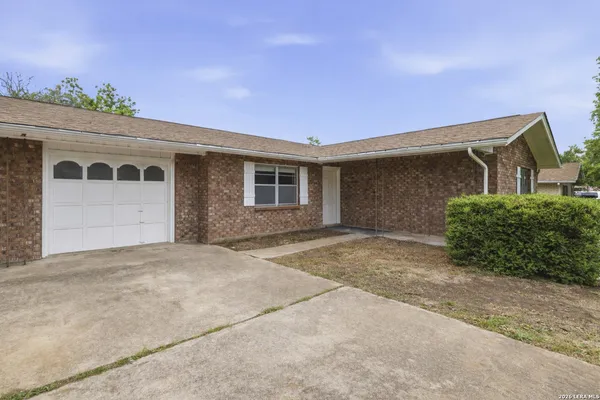 $2,100 | 801 Manor Drive, Unit B, Kerrville, TX 78028