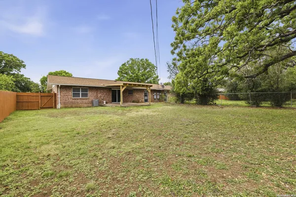 $2,100 | 801 Manor Drive, Unit B, Kerrville, TX 78028