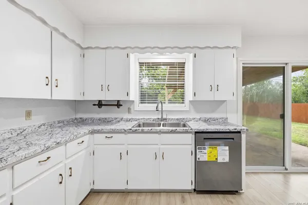 $2,100 | 801 Manor Drive, Unit B, Kerrville, TX 78028