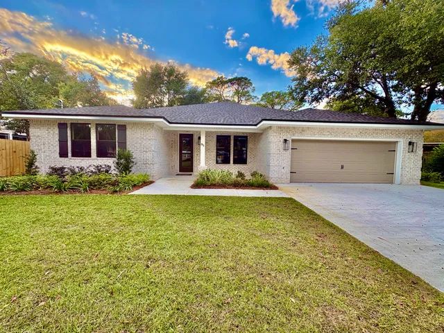 a view of a house with backyard and garden