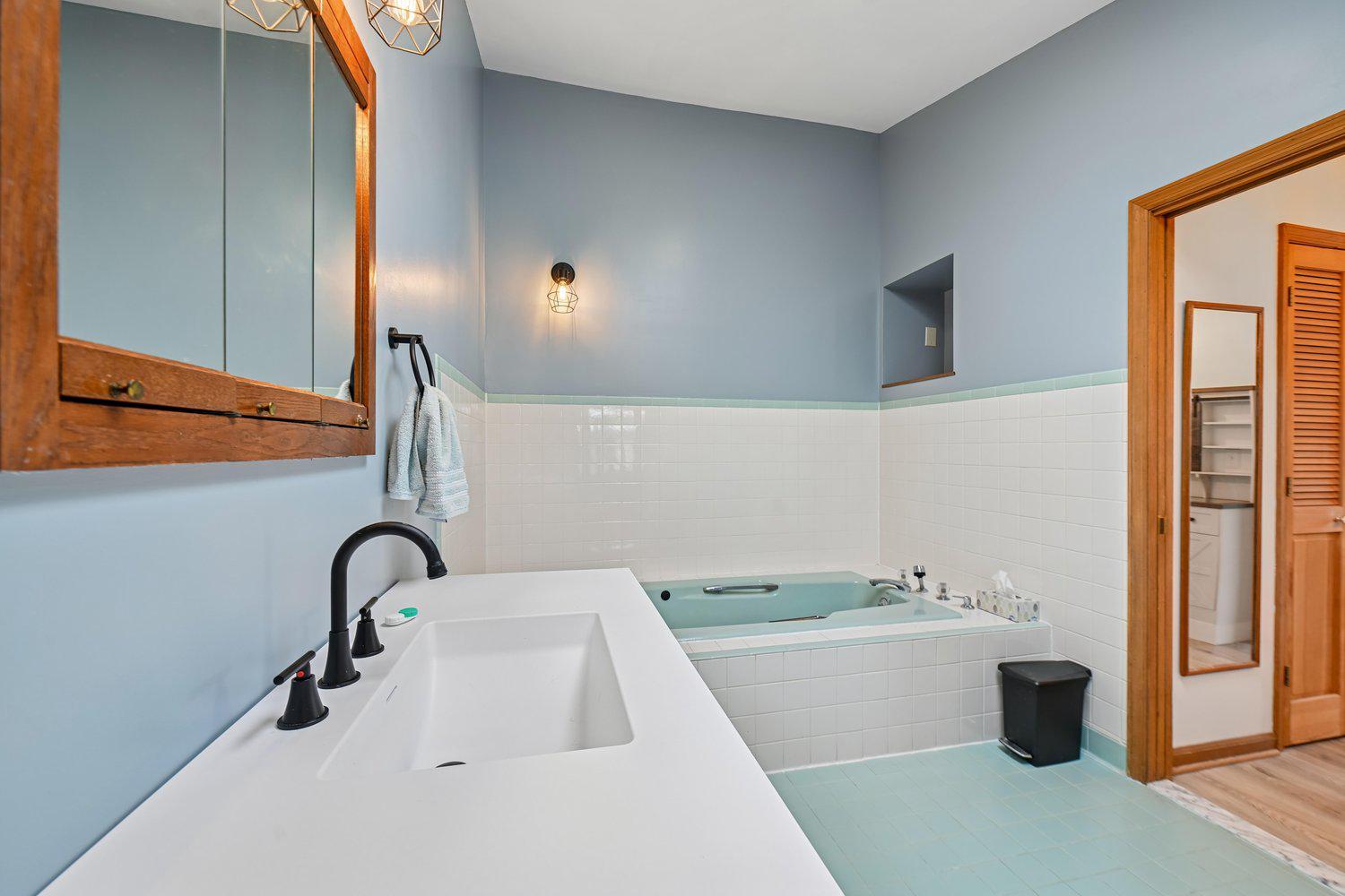 17401 Milltown Landing Road Brandywine, MD 20613 - Photo 53 of 96 a bathroom with a sink and a bathtub
