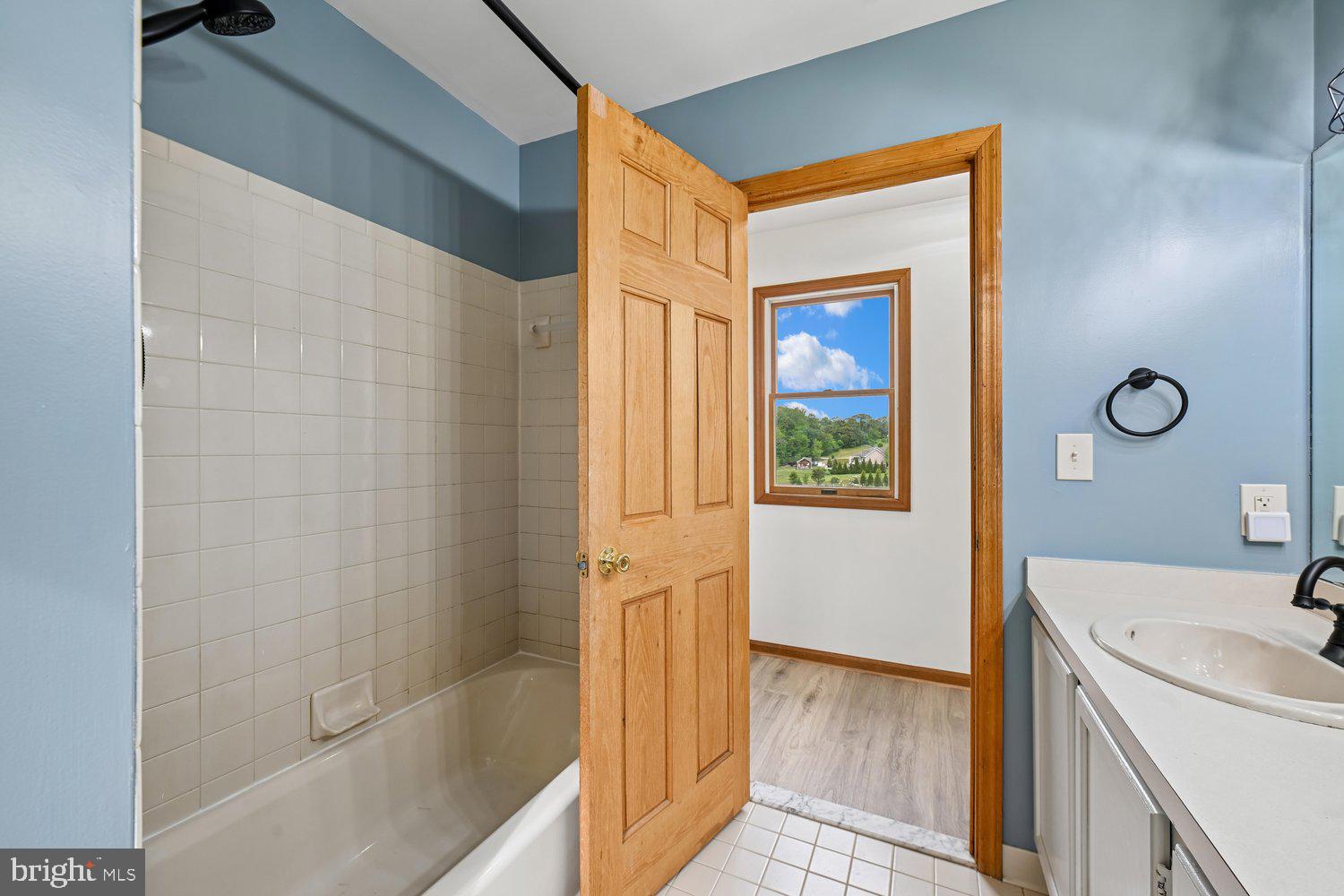 17401 Milltown Landing Road Brandywine, MD 20613 - Photo 67 of 96 a bathroom with a tub and a sink