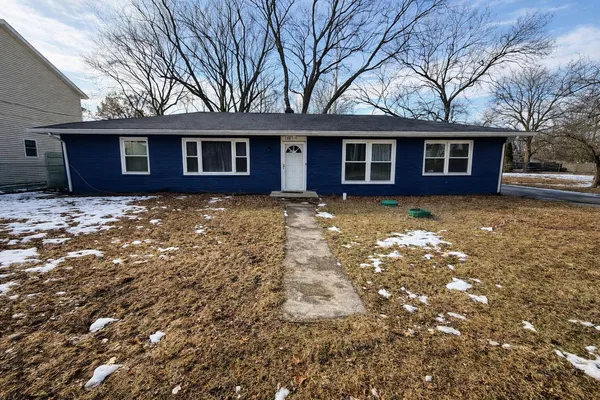 a view of a yard in front of a house