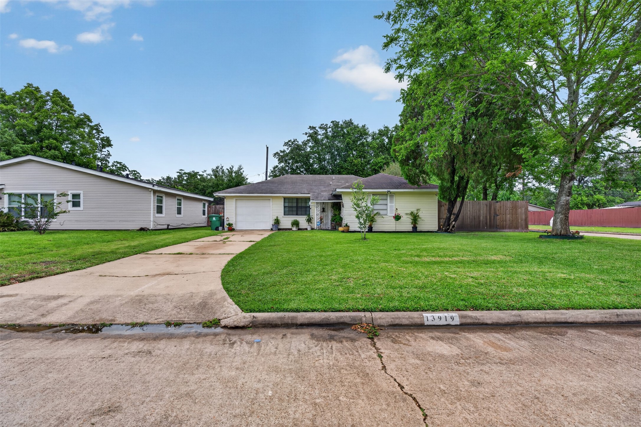 13919 Santa Teresa Road Houston, TX 77045 - Photo 2 of 22