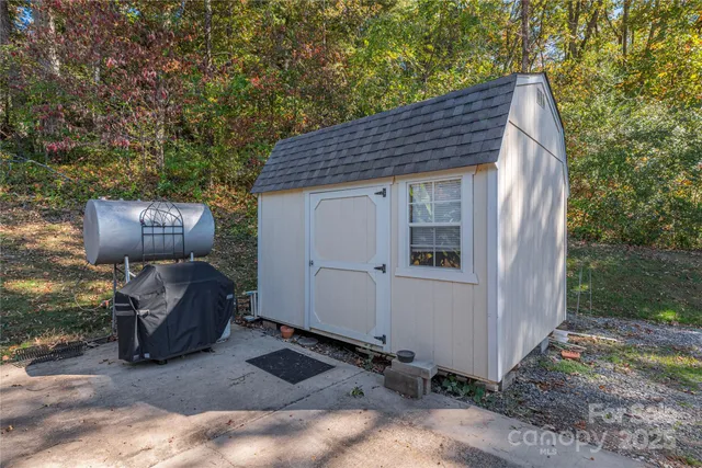 a view of a house with backyard and sitting area