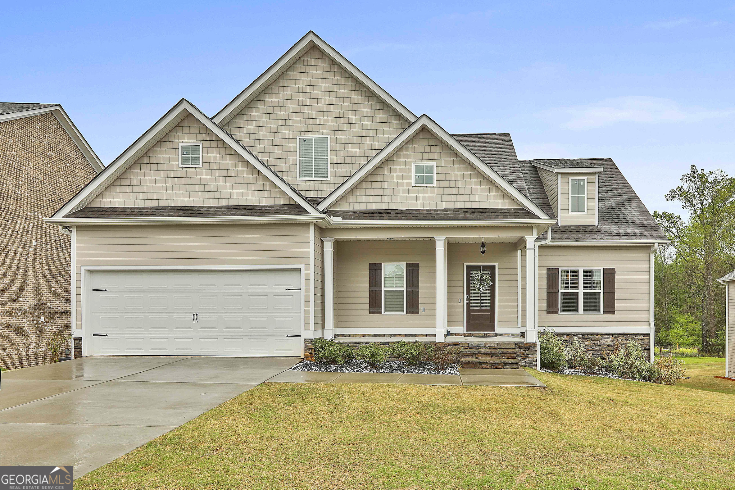 a view of a house with a yard and garage
