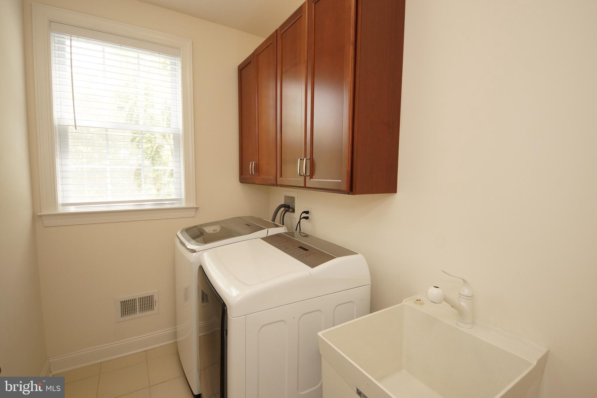5 Harness Court Cream Ridge, NJ 08514 - Photo 49 of 71 Laundry room