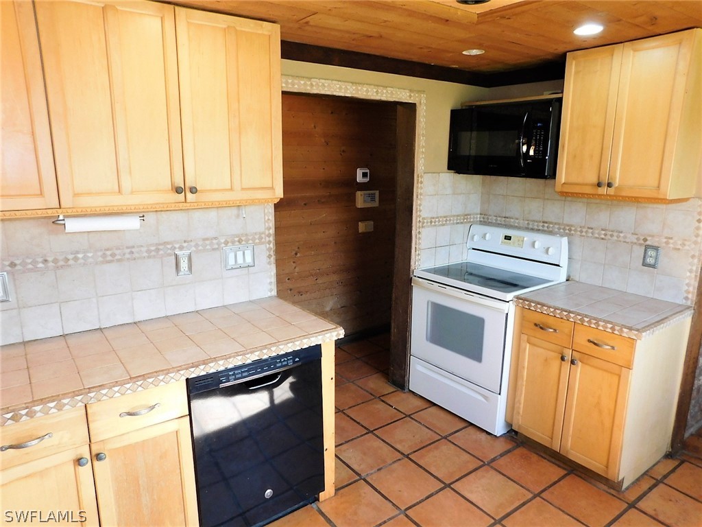 19701 Skipper Road North Fort Myers, FL 33917 - Photo 3 of 35 Gallery Image 3