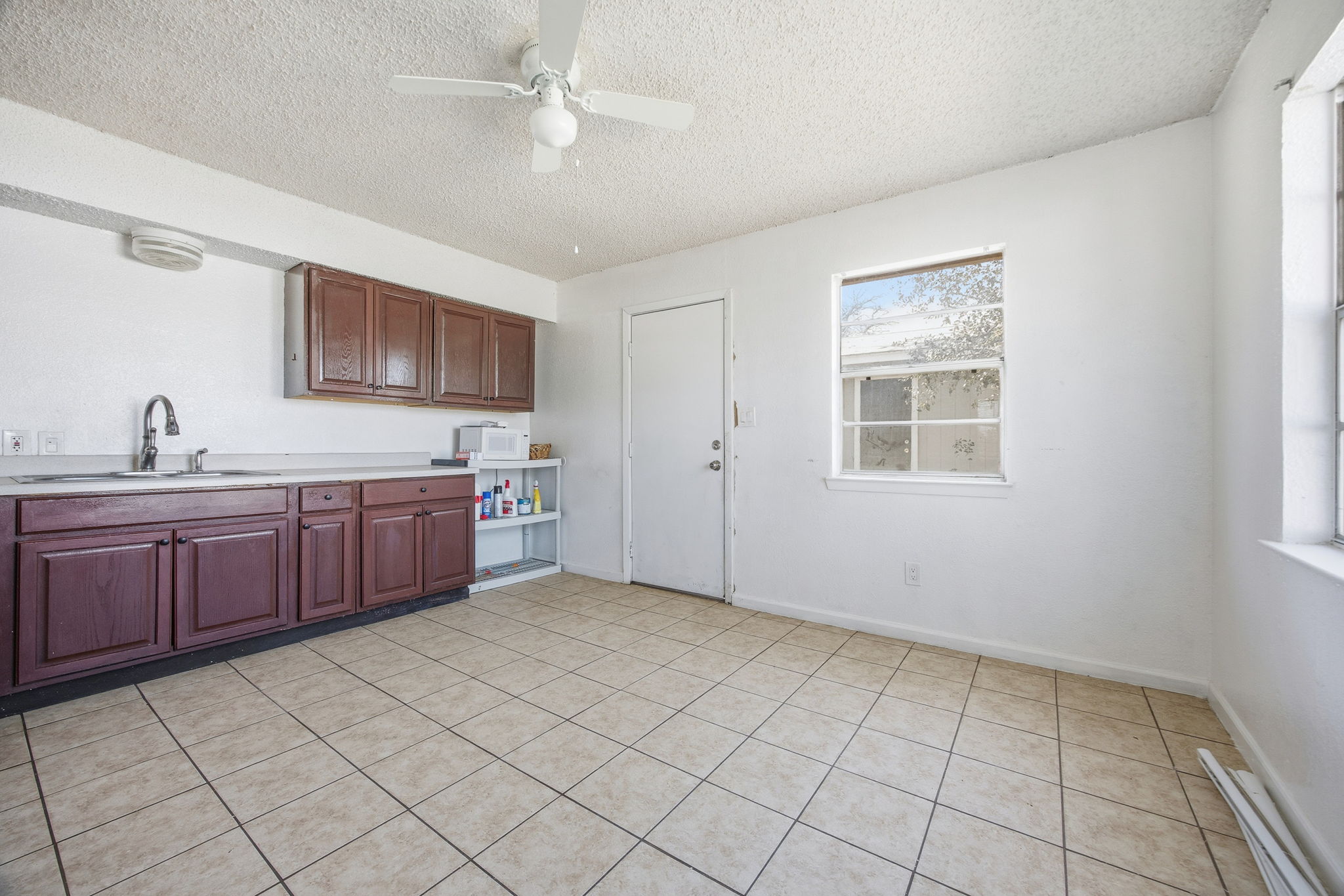 202 Forest Street Georgetown, TX 78626 - Photo 8 of 36