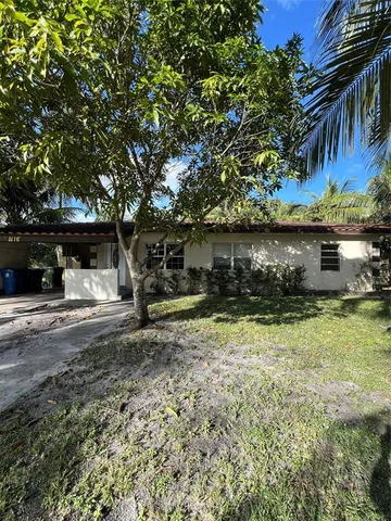 a view of yard with green space