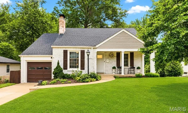 $440,000 | 1031 Glenmoor Lane, Glendale, MO 63122