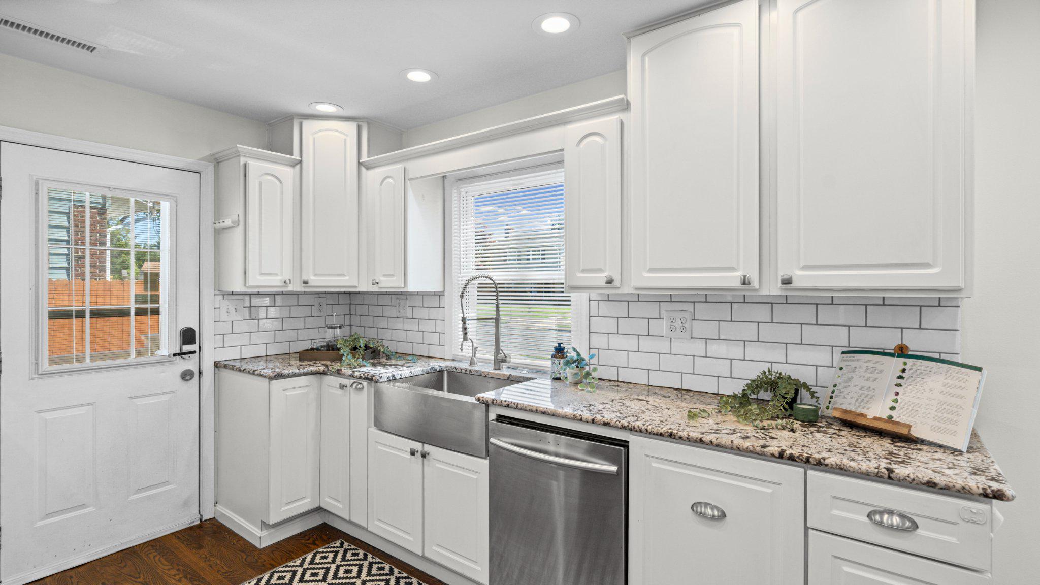 8930 Parlo Road Baltimore, MD 21236 - Photo 12 of 36 Gourmet Eat-in Kitchen
