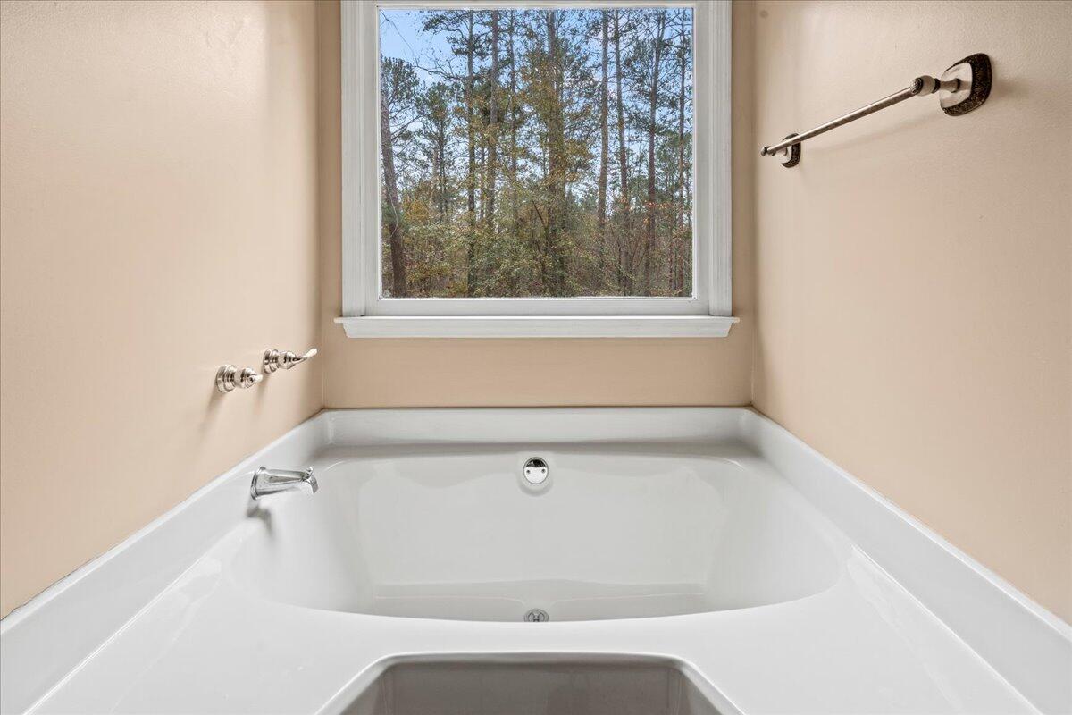 3511 Surrey Road Thomson, GA 30824 - Photo 23 of 40 26-Master Tub