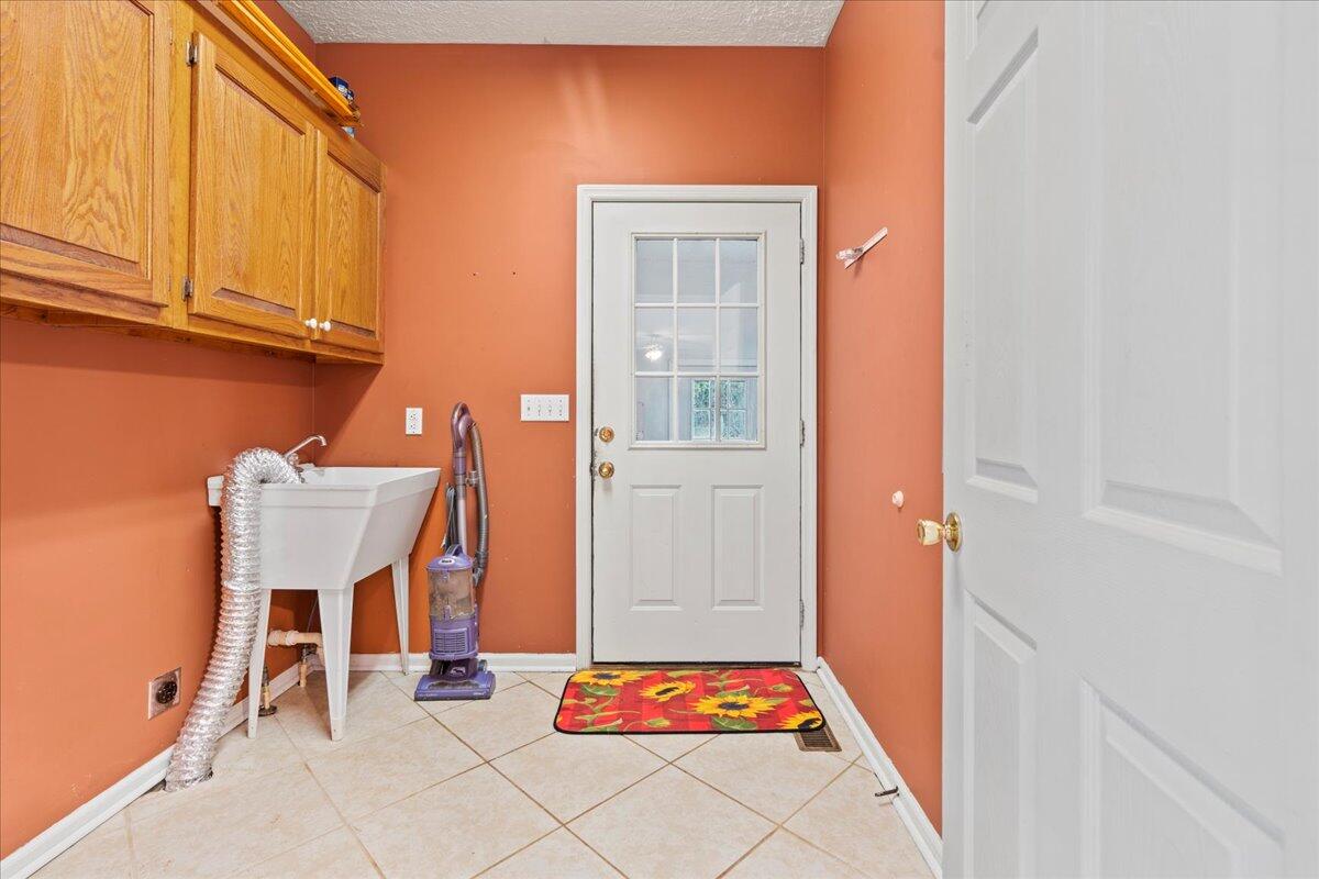 3511 Surrey Road Thomson, GA 30824 - Photo 36 of 40 16-Laundry Room