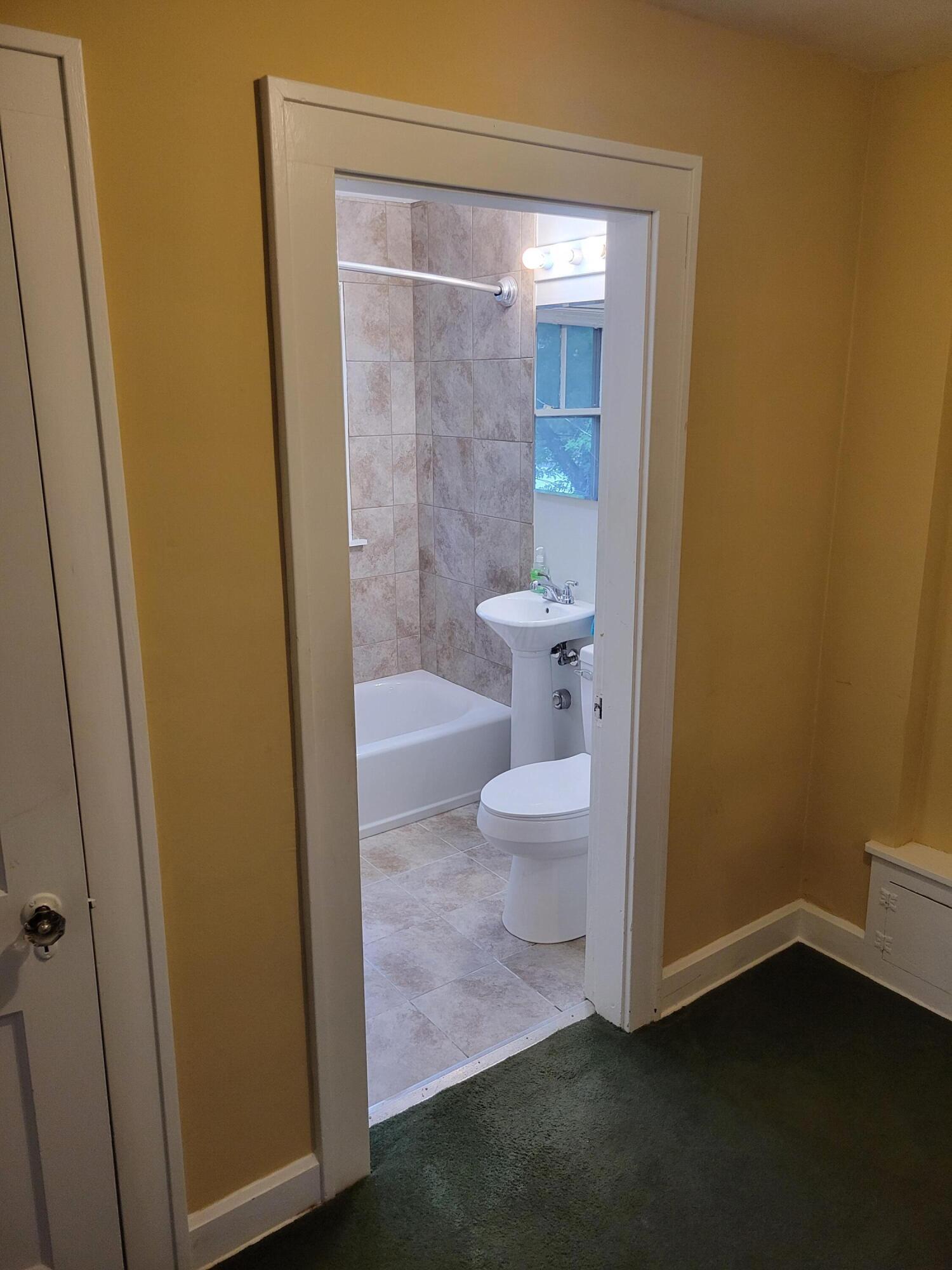 823-827 Timberman Road Columbus, OH 43212 - Photo 18 of 28 18 - 823 bath