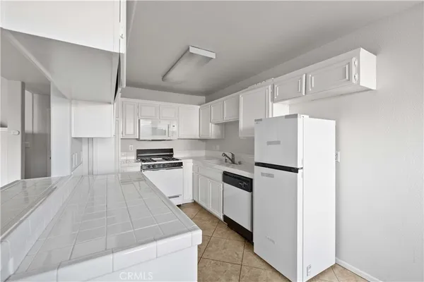 $2,700 | 39237 10th Street West, Unit C, Palmdale, CA 93551