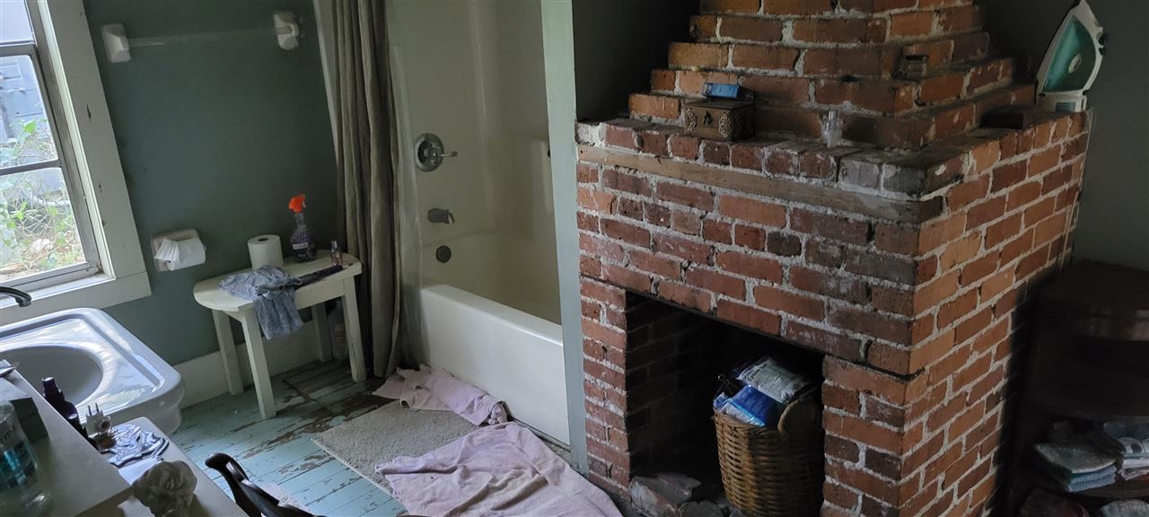 91 Kings Ferry Way St. Augustine, FL 32084 - Photo 20 of 28 bathroom with non functioning fireplace.