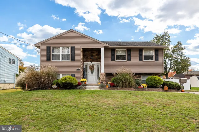 $425,000 | 33 Saratoga Road, Stratford, NJ 08084