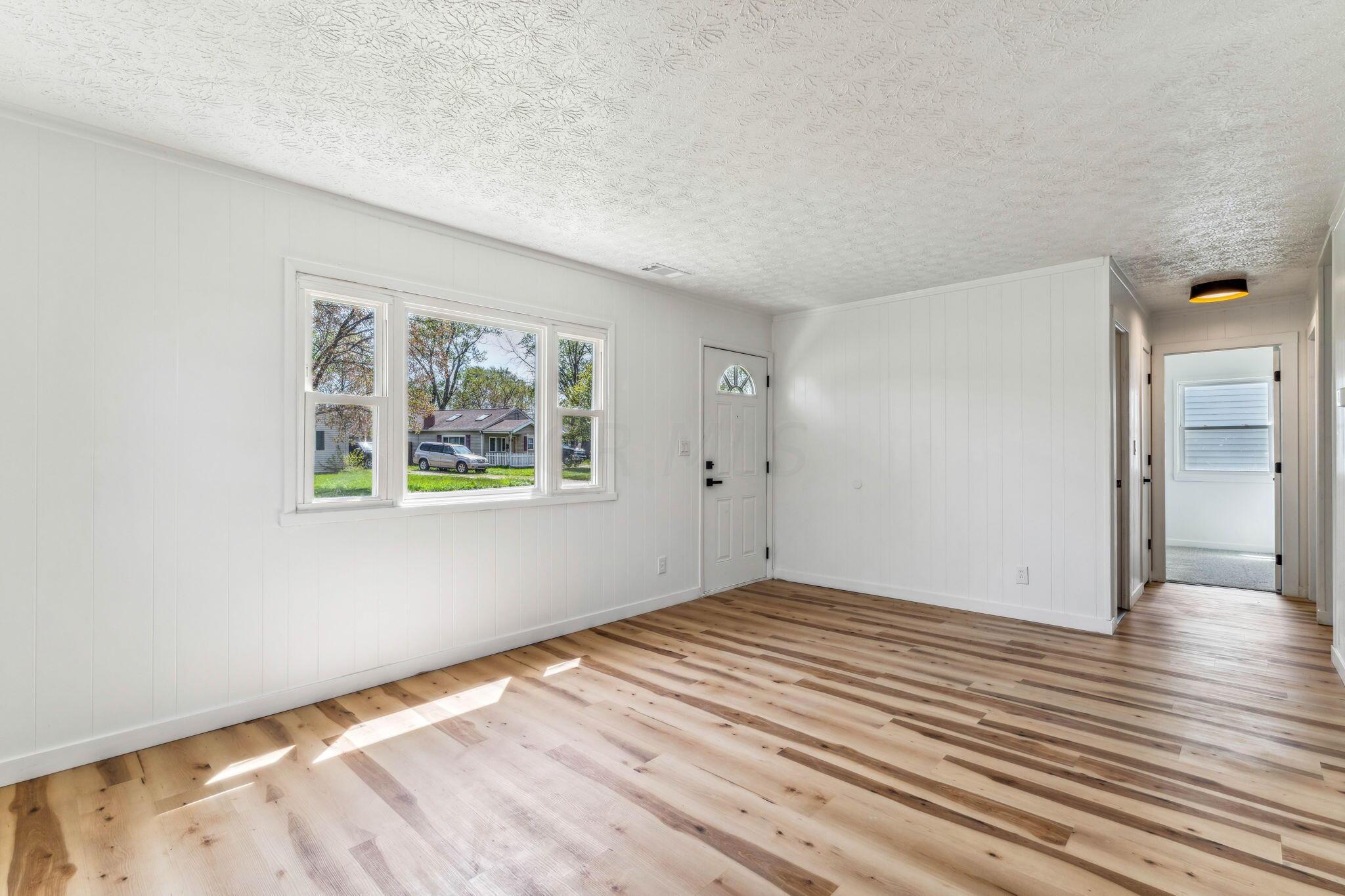 4447 St Rita Lane Columbus, OH 43213 - Photo 2 of 17 LIVE in this fabulous living area!