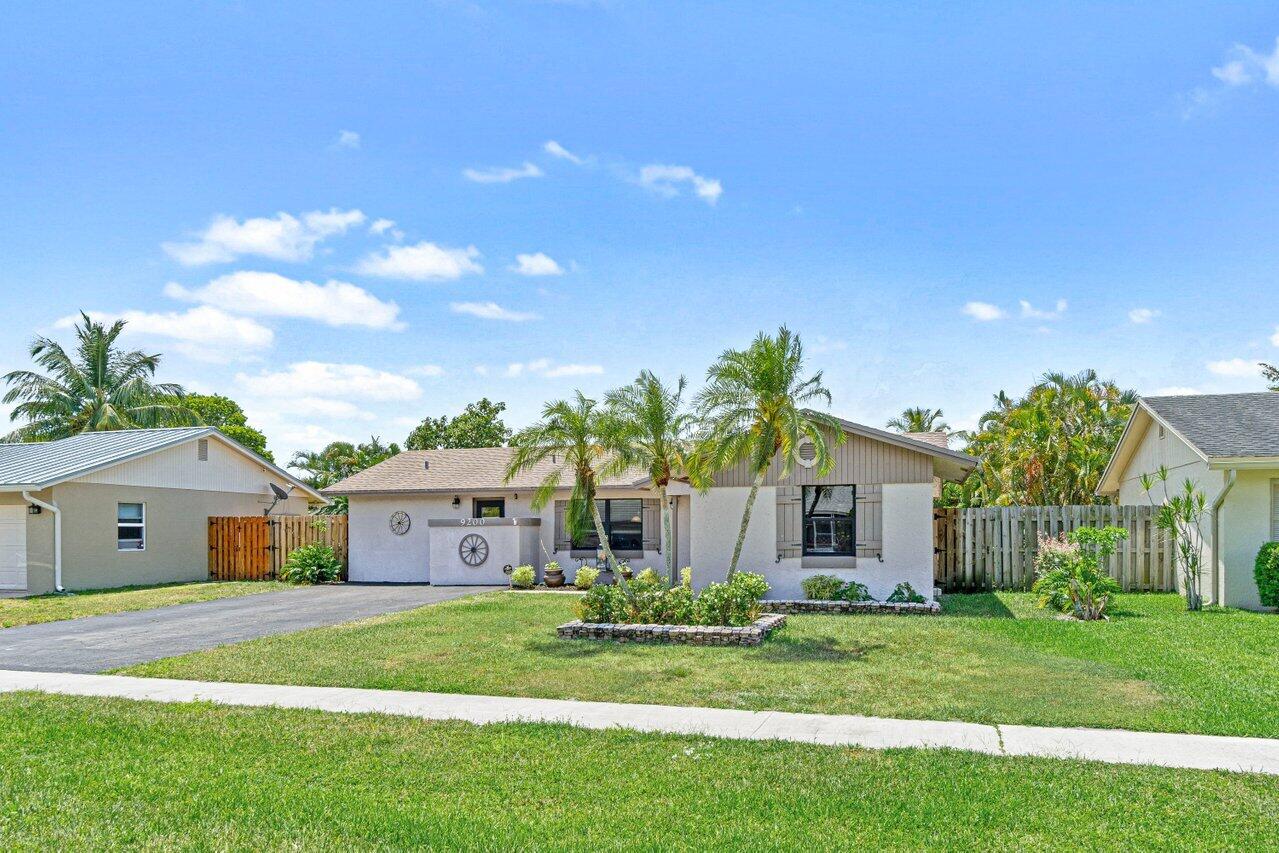 9200 Affirmed Lane Boca Raton, FL 33496 - Photo 3 of 29 003-9200AffirmedLane-BocaRaton-FL-33496-