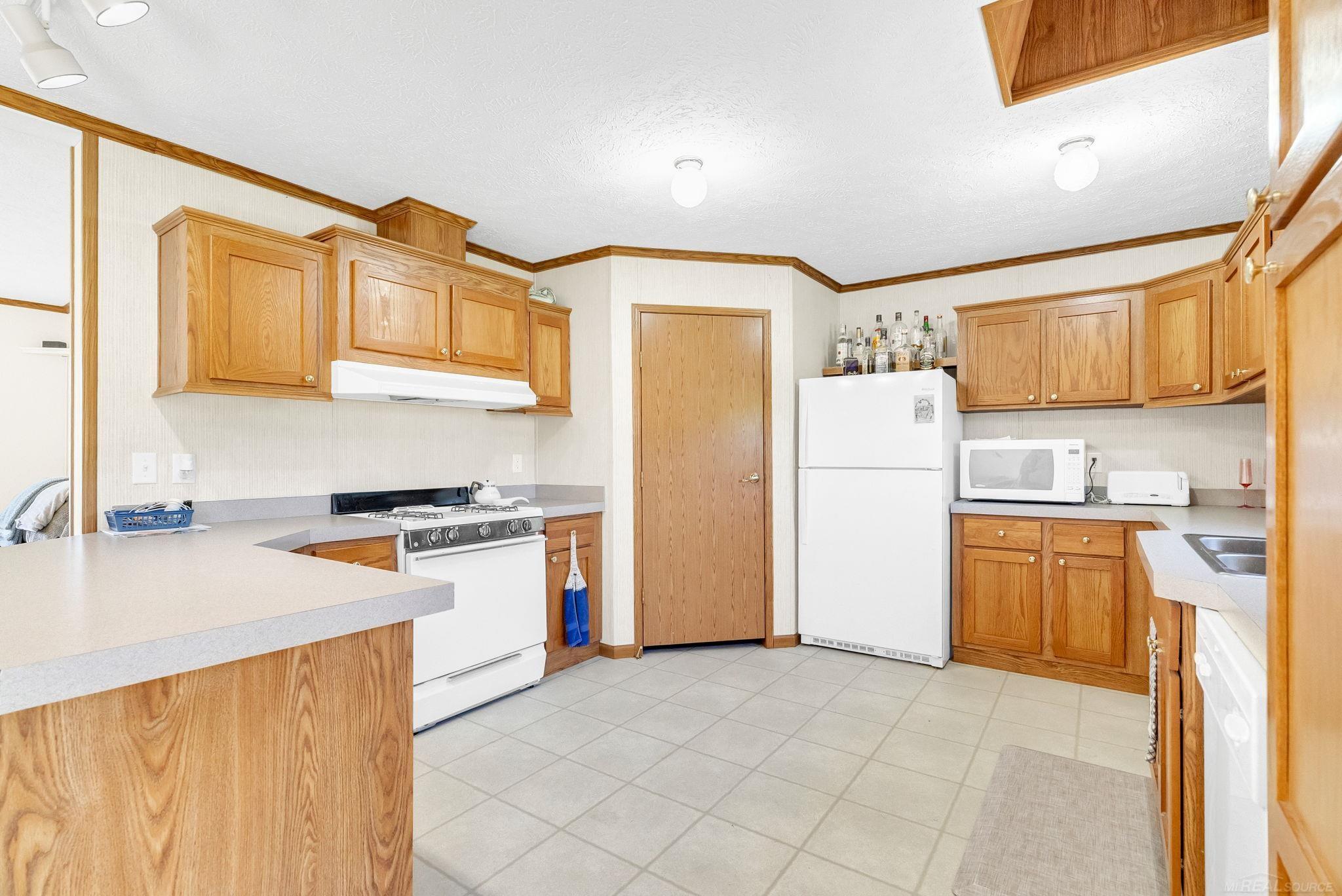 6995 Aitken Road Lexington, MI 48450 - Photo 9 of 46