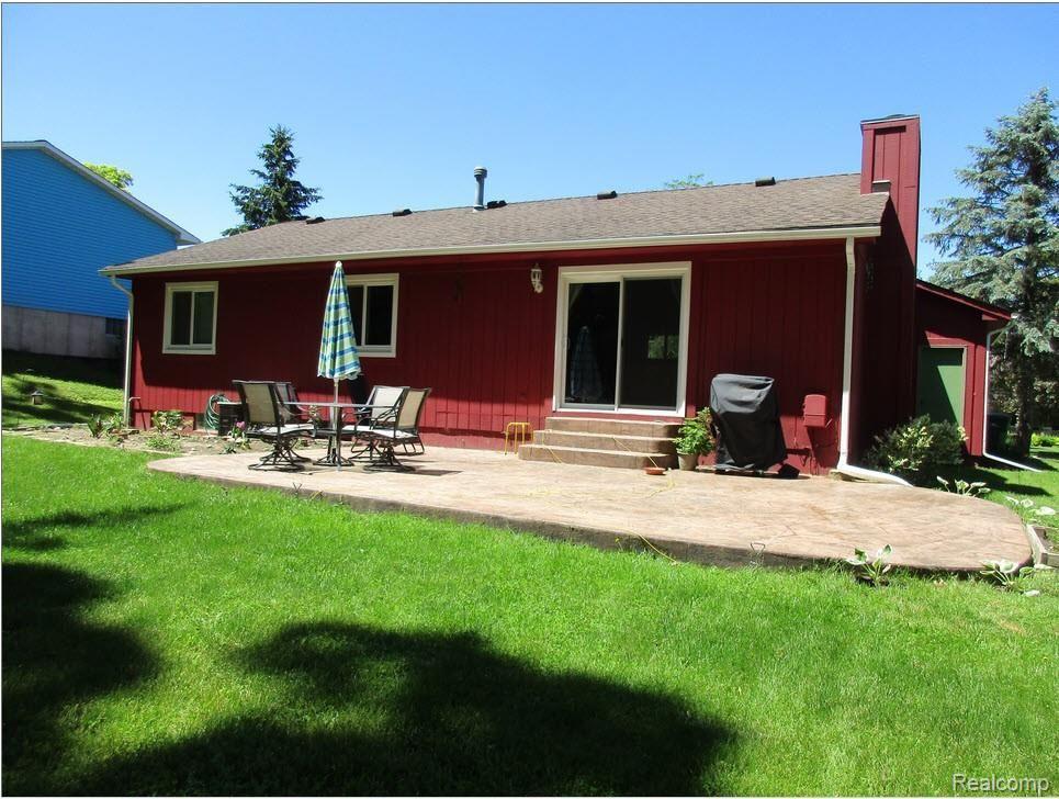 548 Glenwyth Road Brighton, MI 48116 - Photo 6 of 47 548 Gelnwyth back.jpg