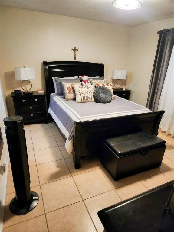 7327 Abonado Road, Unit 7327 Tampa, FL 33615 - Photo 5 of 9 a living room with a couch and a potted plant