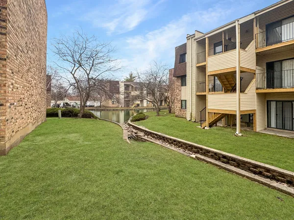 $204,900 | 191 North Waters Edge Drive, Unit 101, Glendale Heights, IL 60139