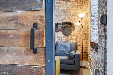 a view of entryway with livingroom