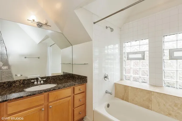 $2,495 | 2308 North Southport Avenue, Unit 3, Chicago, IL 60614