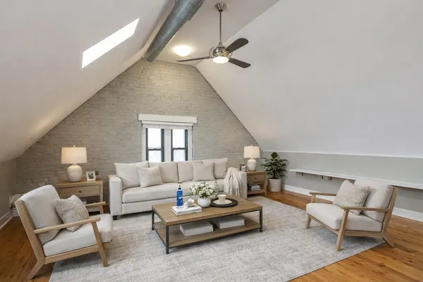 $2,495 | 2308 North Southport Avenue, Unit 3, Chicago, IL 60614