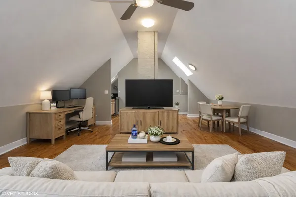 $2,495 | 2308 North Southport Avenue, Unit 3, Chicago, IL 60614